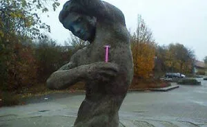 50 People Who Made The Absolute Most Of A Photo With A Statue And Ended Up Online