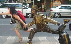 50 People Who Made The Absolute Most Of A Photo With A Statue And Ended Up Online