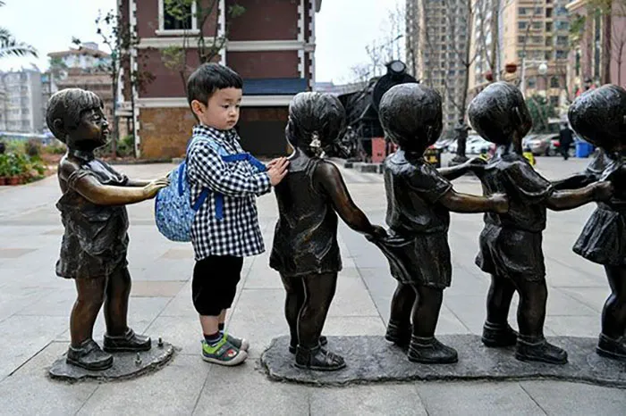 50 People Who Made The Absolute Most Of A Photo With A Statue And Ended Up Online