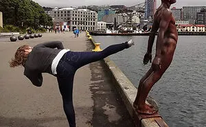 50 People Who Made The Absolute Most Of A Photo With A Statue And Ended Up Online