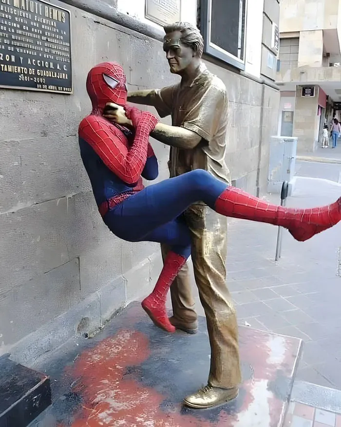 50 People Who Made The Absolute Most Of A Photo With A Statue And Ended Up Online