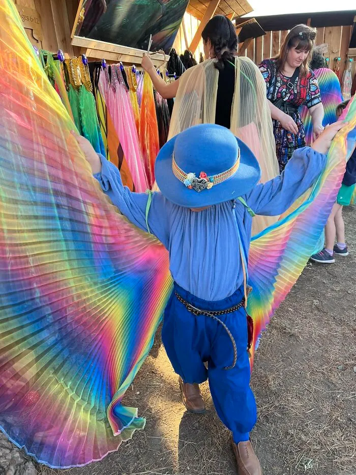 Mi hija encontró estas alas arco íris en la feria renacentista y ahora las dos queremos unas de cada color