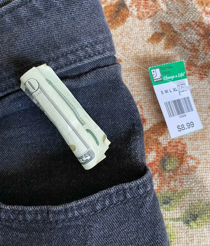 He encontrado 20$ en el bolsillo de estos vaqueros de segunda mano que acabo de comprar