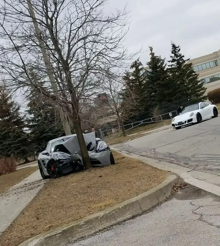 Este tipo ha estampado un porsche haciendo una prueba de conducción. Es la primera esquina tras el concesionario
