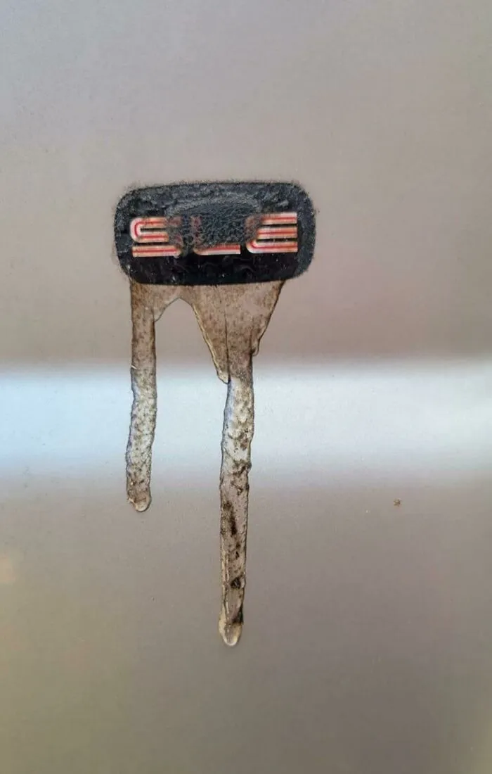 Hace tanto calor en Texas que el emblema del camión se está derritiendo