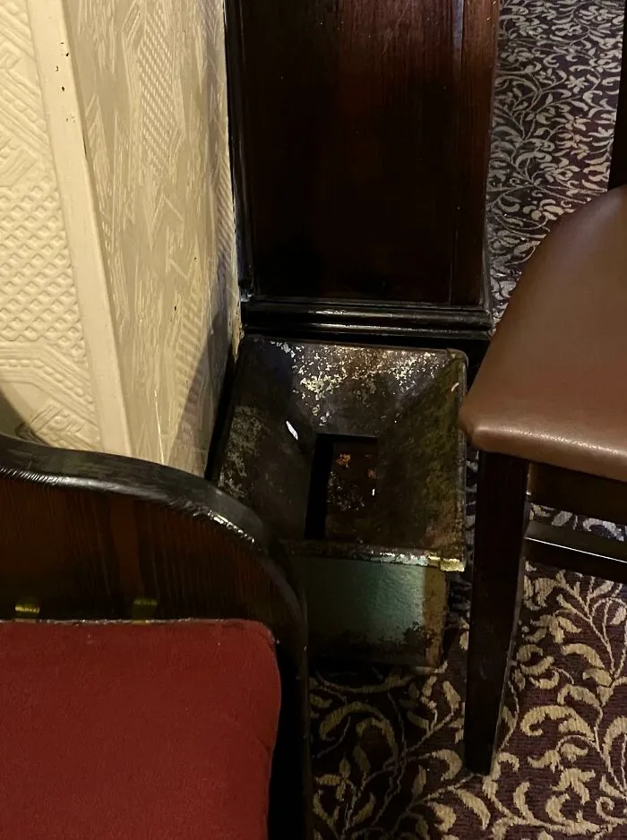 Veo estas extrañas cajas de metal en pubs del Reino Unido junto a la barra y además de contenedores improvisados para chicles, ¿qué diablos son?