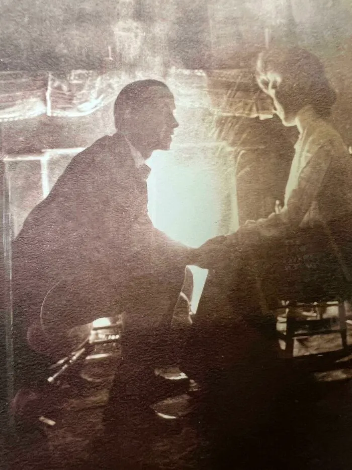 Mis bisabuelos en la noche que se prometieron. Alrededor de 1900
