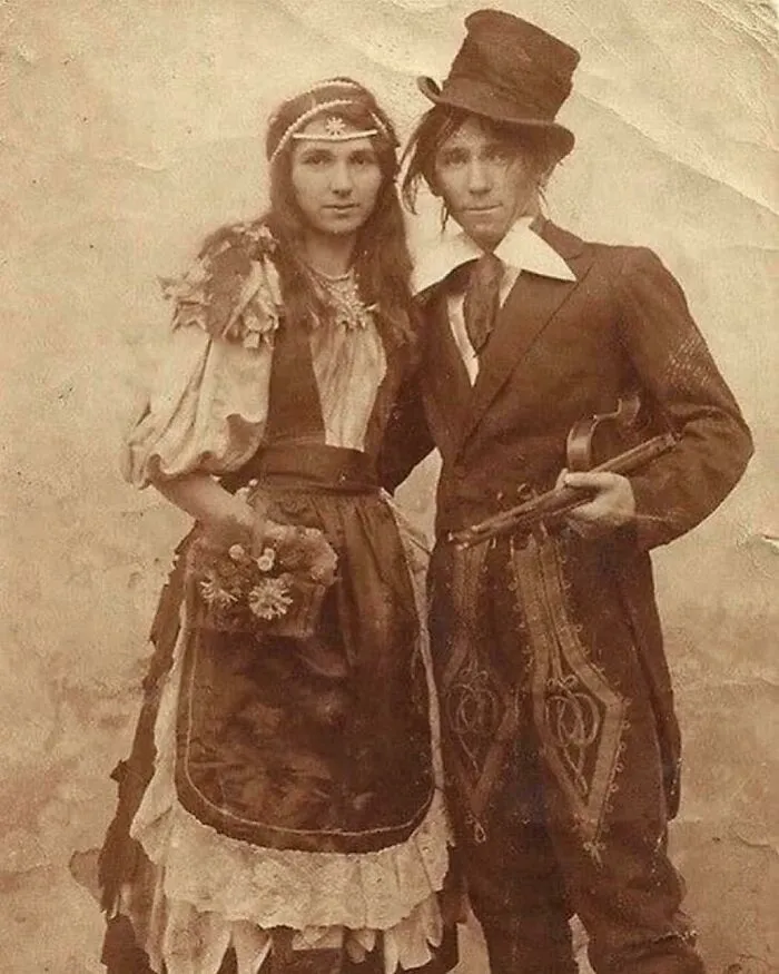 Pareja de viajeros victorianos, 1890