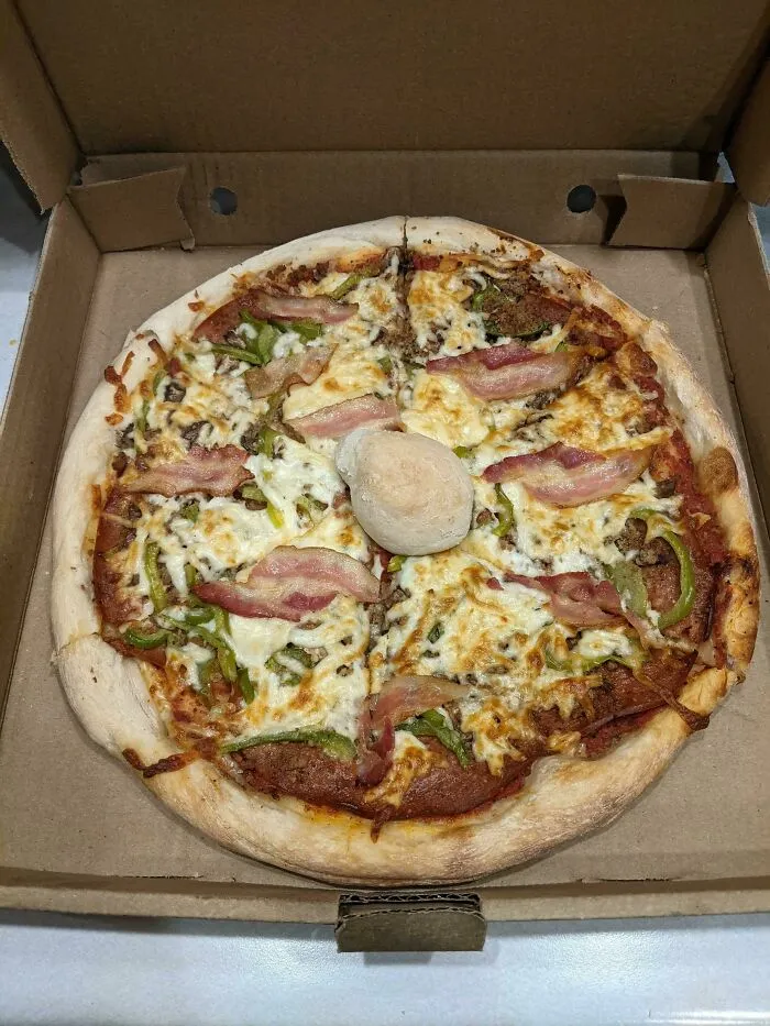 Esta pizzeria pone una bola de masa en vez de las mesitas de plástico para evitar que se aplaste la pizza