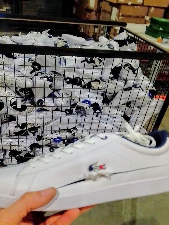 Canasta llena de zapatillas nuevas, destruidas intencionalmente y destinadas al vertedero, para evitar la reventa y mantener precios altos artificialmente