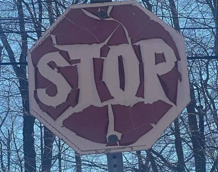 Señal de stop tan desgastada que se está convirtiendo en logo de una banda de metal