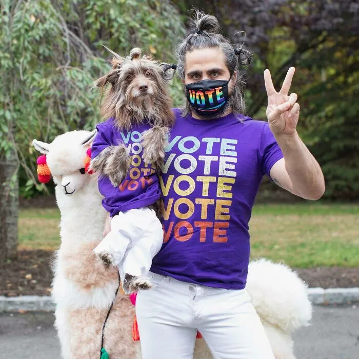 Human-Animal Doppelgangers: 30 Captivating Photographs Of A “Dog Dad” And His Pup Companion In Matching Outfits (New Pics)