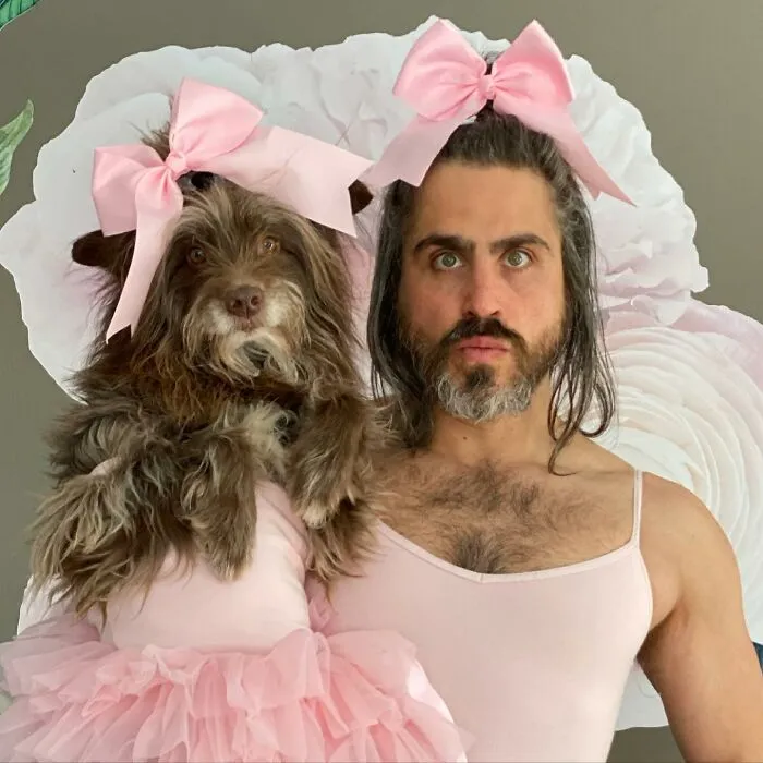 Human-Animal Doppelgangers: 30 Captivating Photographs Of A “Dog Dad” And His Pup Companion In Matching Outfits (New Pics)