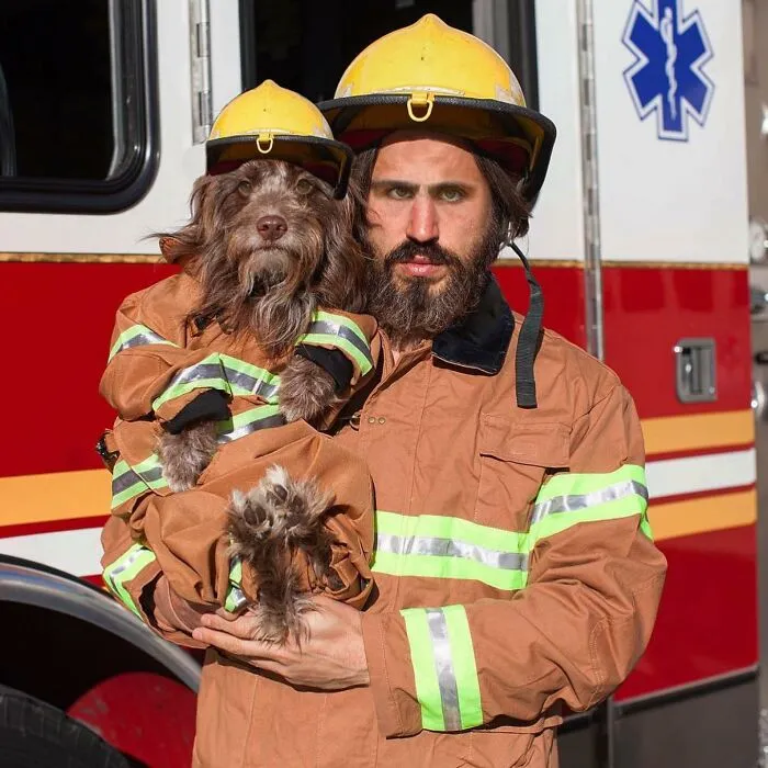 Human-Animal Doppelgangers: 30 Captivating Photographs Of A “Dog Dad” And His Pup Companion In Matching Outfits (New Pics)
