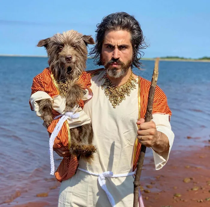 Human-Animal Doppelgangers: 30 Captivating Photographs Of A “Dog Dad” And His Pup Companion In Matching Outfits (New Pics)