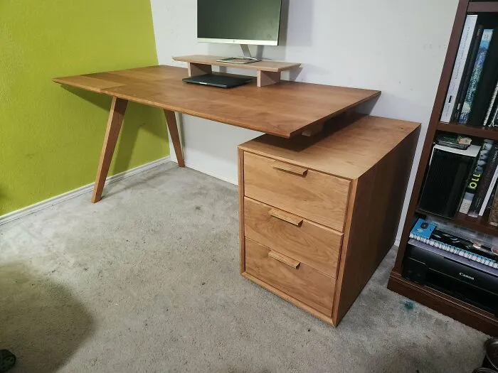 Mi primer mueble, con madera de cerezo y barniz danés