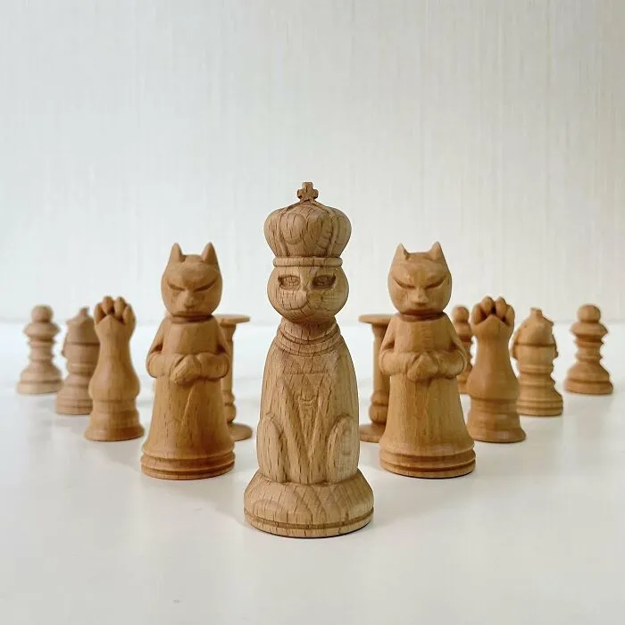 Ajedrez de madera con figuras de gatos que yo diseñé y esculpí