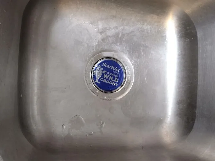 Se me ha caido la lata de atún en el fregadero