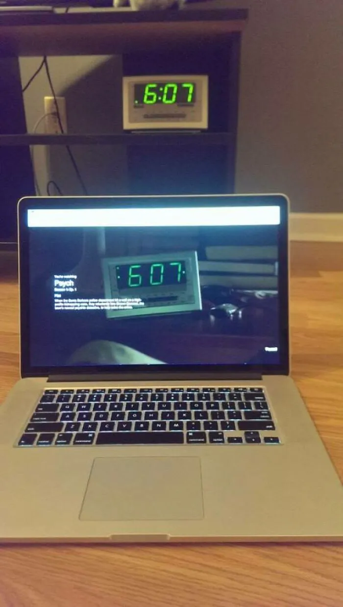 Viendo Netflix vi que tenía el mismo reloj digital que en la serie... y con la misma hora