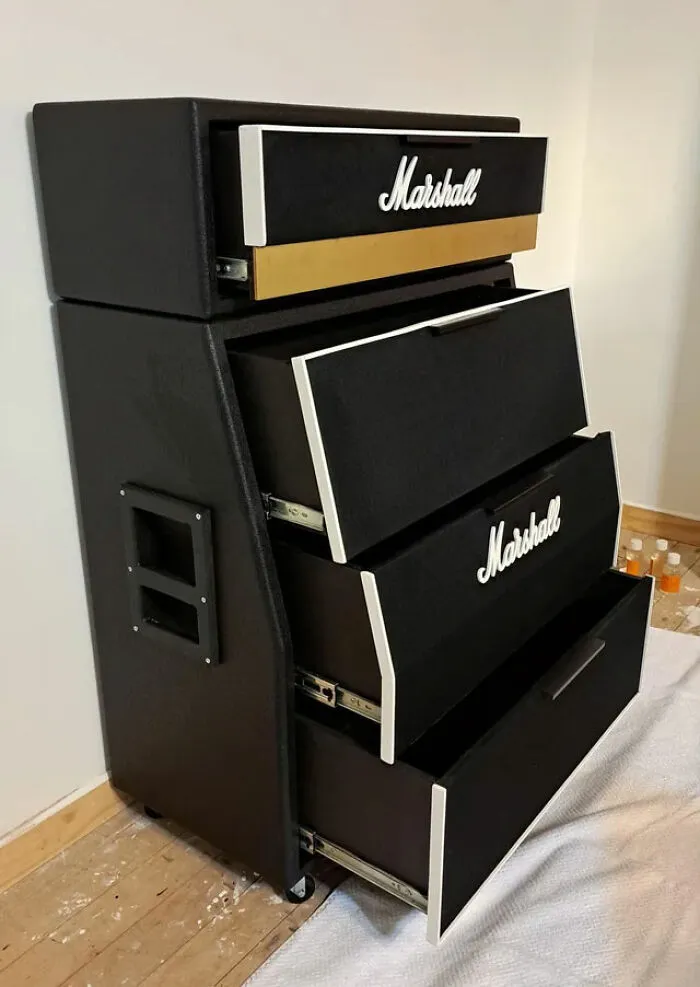 Aparador que parece un ampli Marshall