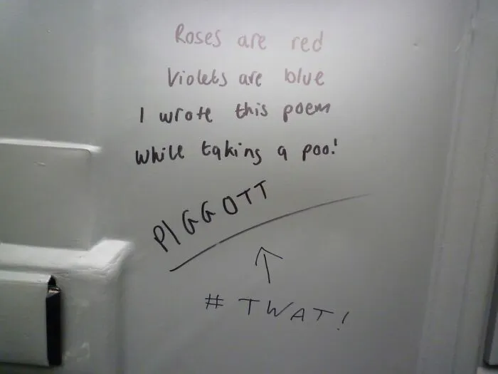 Las rosas son rojas, las violetas azules, escribí este poema mientras hacía caca