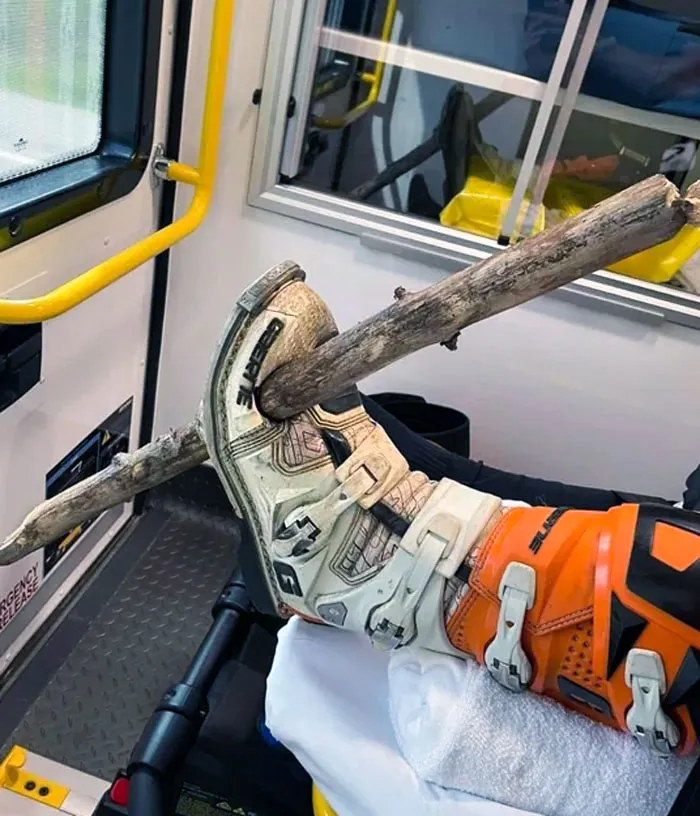 Una rama le ha empalado el pie mientras iba en bici por la montaña