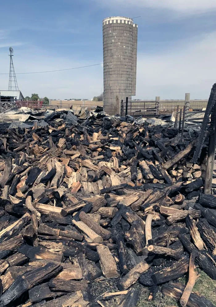 Había cortado leña para 2 años y la tenía almacenada en el granero... que se ha incendiado