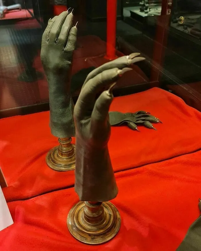Self-Defense Glove For Ladies In London, Ca. 1850