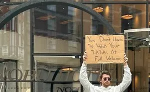 50 Times “Dude With Sign” Did Everyone A Public Service And Protested Everyday Annoying Things (New Pics)