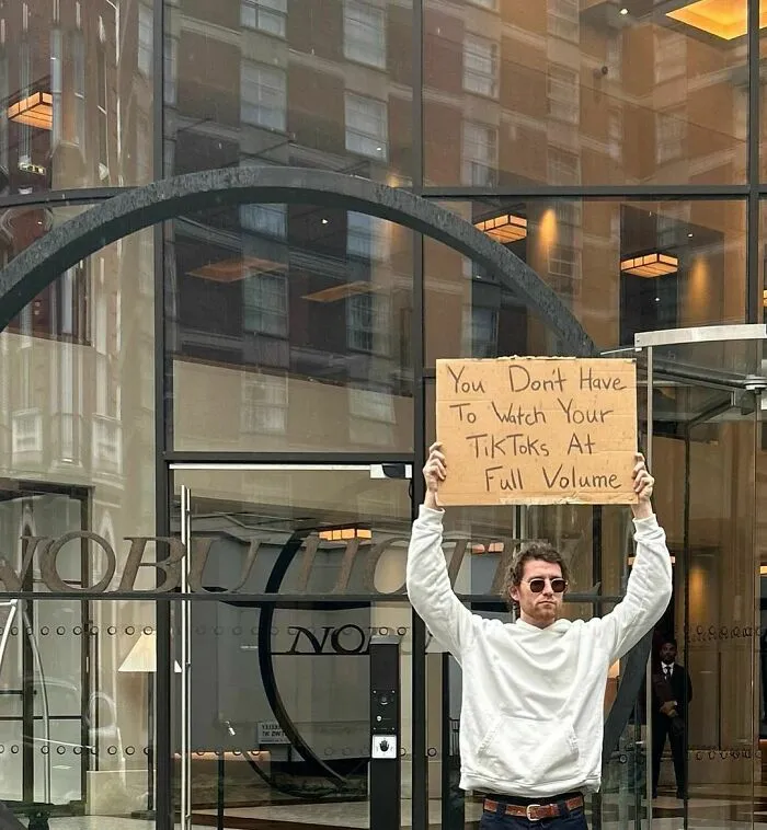 50 Times “Dude With Sign” Did Everyone A Public Service And Protested Everyday Annoying Things (New Pics)