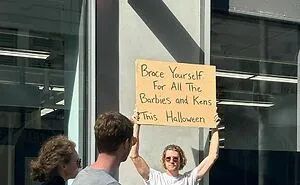 50 Times “Dude With Sign” Did Everyone A Public Service And Protested Everyday Annoying Things (New Pics)