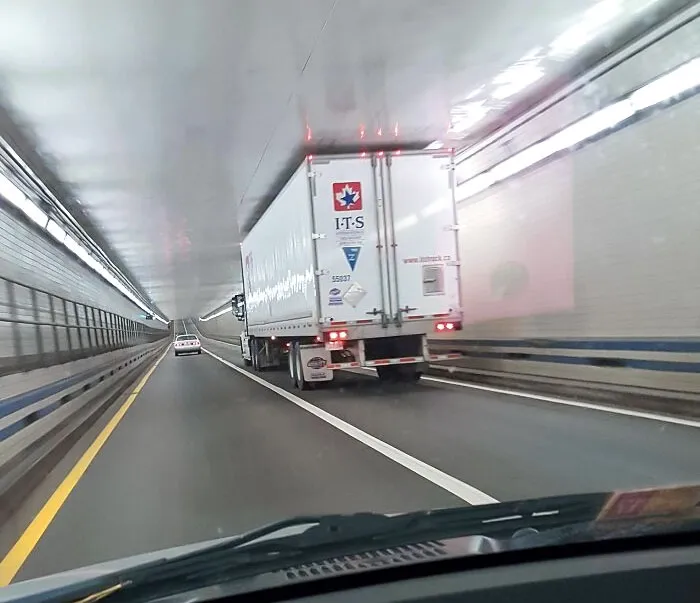 Este camionero ha entrado por los pelos