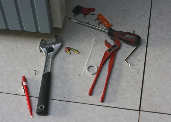 “Foil Over Your Windows”: 30 Of The Best ‘Poor People’ Life Hacks