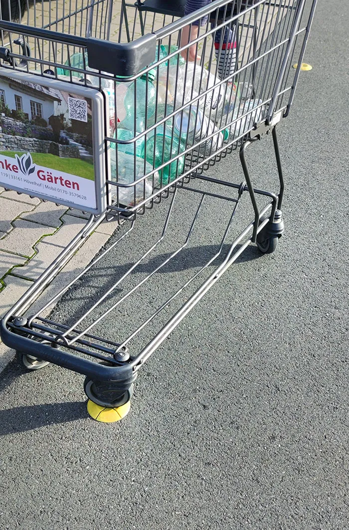 Estos salientes del suelo son para que el carrito no se vaya rodando mientras metes la compra en el coche