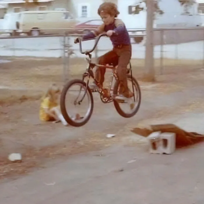 Hoy se ponen casco, en los 70 se ponían estos pantalones marrones