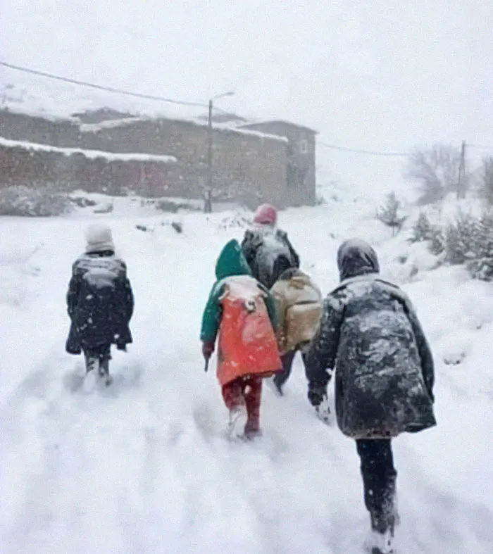 Caminar al colegio en invierno. Tus padres nunca te llevaban en coche