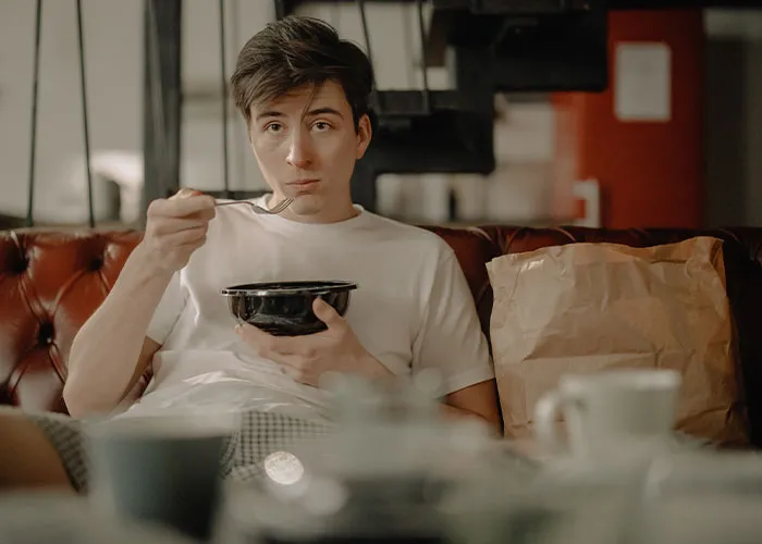 "She Poisoned My Food": 30 People Share Their Roommate From Hell Stories
