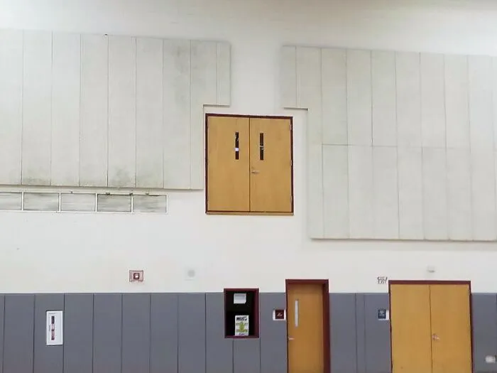 Entrada extrema al gimnasio del colegio