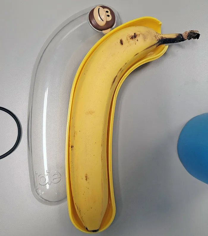 Este plátano que encaja perfectamente con la funda