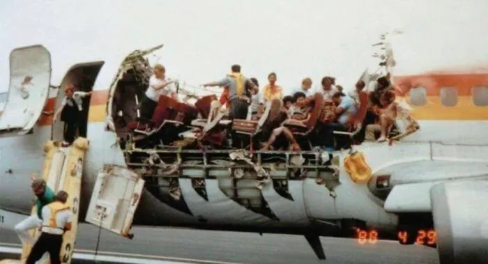 En Abril de 1988 el techo de un avión de Aloha Airlines se desprendió a 24000 pies de altura, pero consiguieron aterrizar. Solo falleció una persona