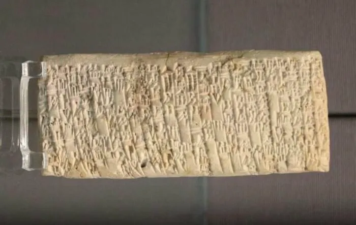 Tableta de arcilla babilónica de hace 4000 años, contiene una queja de un cliente a causa de la mala calidad del cobre y exige que le devuelvan el dinero