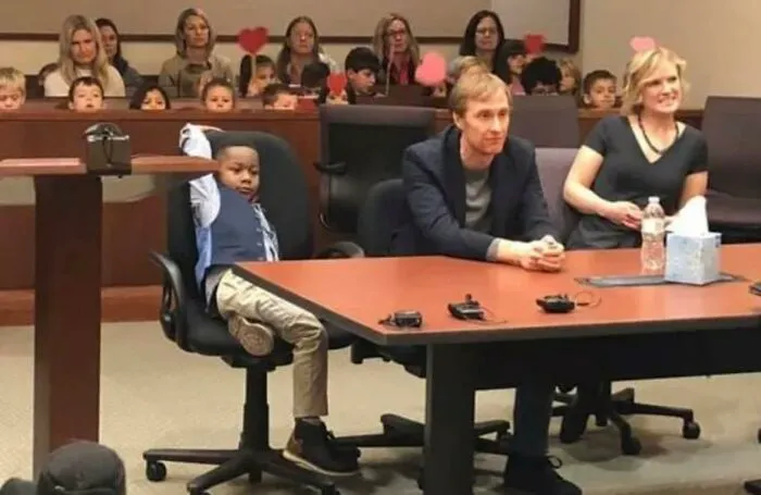 En 2019, este niño de 5 años de Michigan invitó a toda su clase de la escuela infantil a ser testigos de su adopción. Vinieron todos