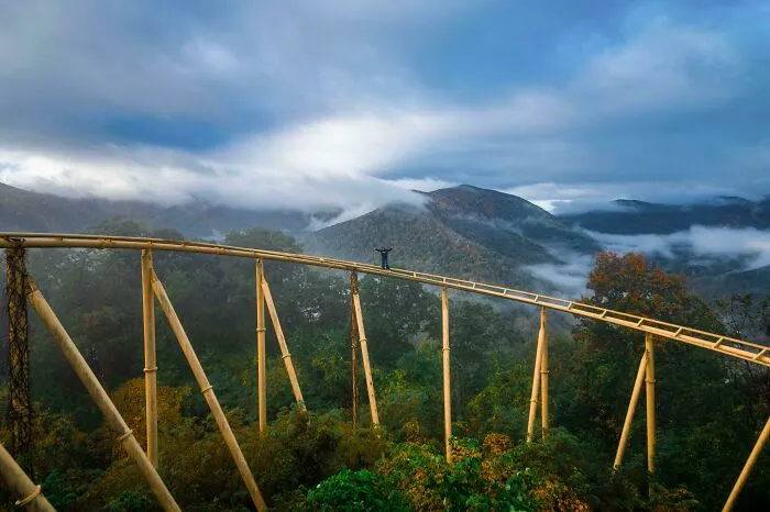 Haciendo fotos a mi amigo en un parque de atracciones abandonado