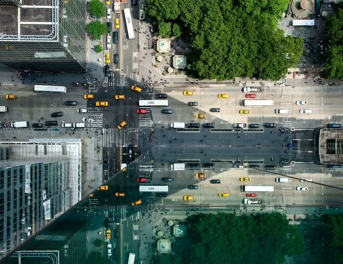 Al borde de un edificio en Nueva York, increíble reflejo