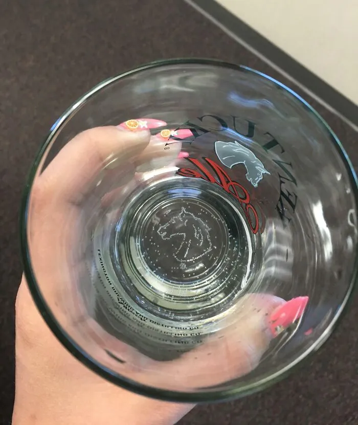 Este vaso está hecho para que las burbujas de tu bebida muestren el logo de la marca