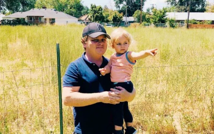 Patrick Renna de "Nuestra pandilla" con su hijo en el campo donde se grabó la película. Lleva toda su vida con aspecto de tener 13 o 30 años indistintamente