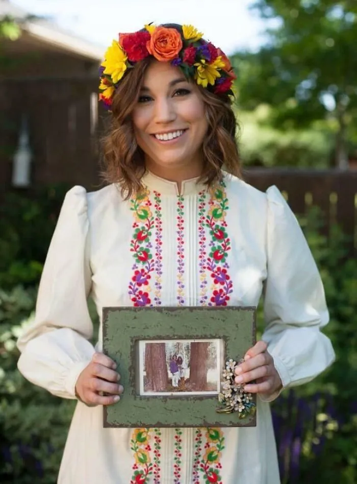 My Wedding Dress Didn’t Arrive In Time So I Wore My Mom’s 1960s Wedding Dress And It Was Perfect For Our Backyard Ceremony