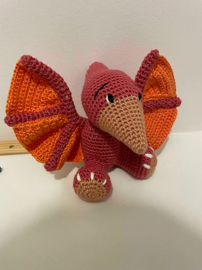 Mi compañero me pidió un pterodáctilo para su bebé. Tiene hasta un sonajero dentro