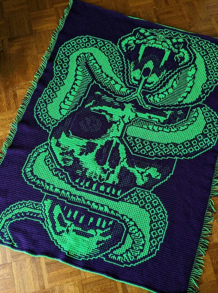 Manta con serpiente y calavera, casi acabada