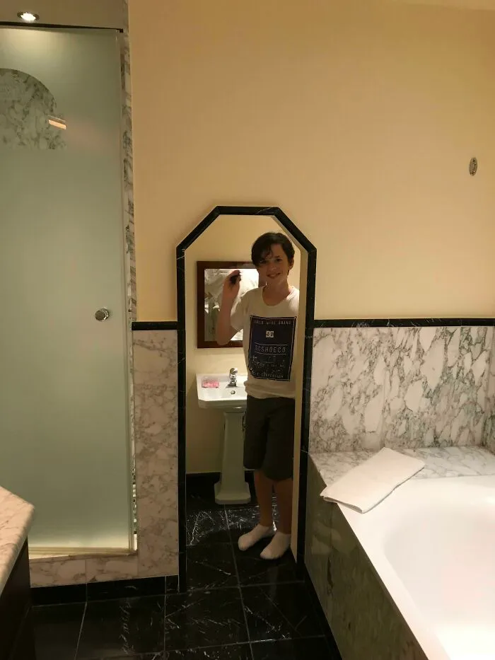 Hotel Europa Park en Alemania, dentro del cuarto de baño, hay otro cuarto de baño pequeñito para niños